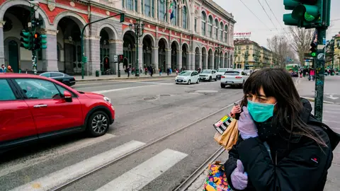 Una mujer con mascarilla Una mujer con mascarilla