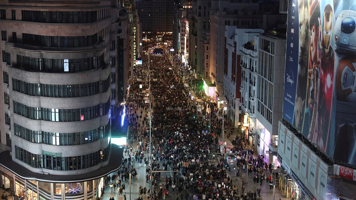 Vista aérea de la manifestación del 8M de Madrid a su paso por la Gran Vía Vista aérea de la manifestación del 8M de Madrid a su paso por la Gran Vía
