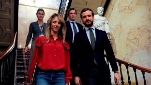 Pablo Casado, acompa&ntilde;ado por la portavoz parlamentaria del Partido Popular, Cayetana &Aacute;lvarez de Toledo