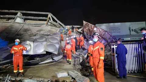 Los equipos de rescate trabajan en el sitio de un hotel derrumbado Los equipos de rescate trabajan en el sitio de un hotel derrumbado