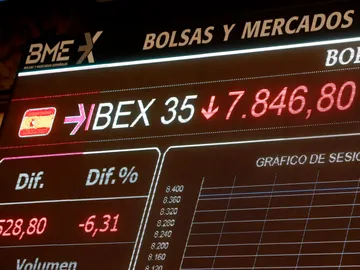 Una pantalla la caída del IBEX 35 en la Bolsa tras la apertura de la sesión Una pantalla la caída del IBEX 35 en la Bolsa tras la apertura de la sesión