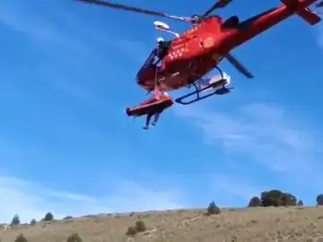 Los bomberos rescatan a un ciclista que se precipita por un barranco Los bomberos rescatan a un ciclista que se precipita por un barranco
