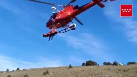 Los bomberos rescatan a un ciclista que se precipita por un barranco Los bomberos rescatan a un ciclista que se precipita por un barranco