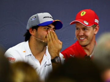Carlos Sainz y Sebastian Vettel durante una rueda de prensa