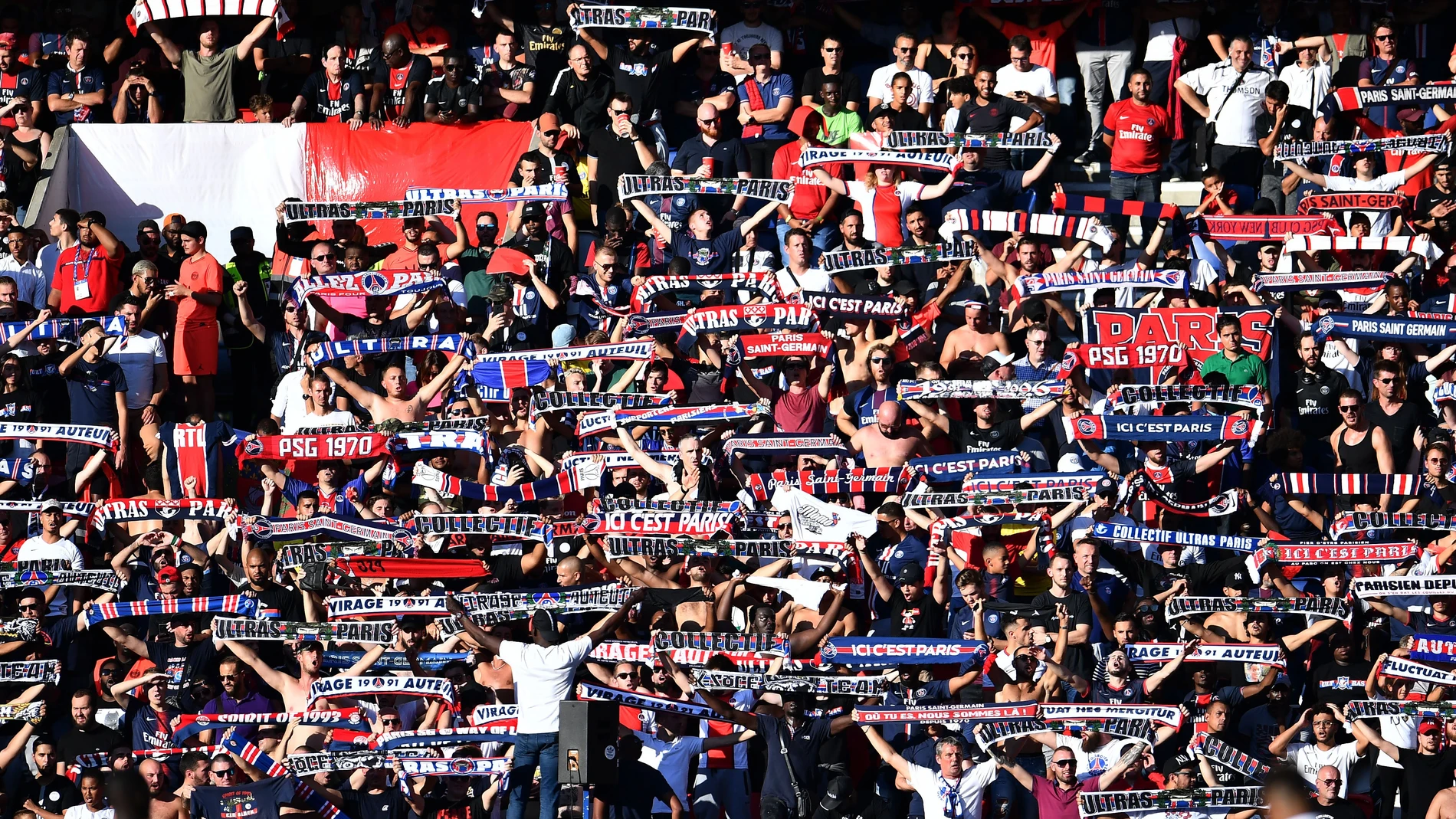 Aficionados del PSG durante un partido de Ligue 1 Aficionados del PSG durante un partido de Ligue 1