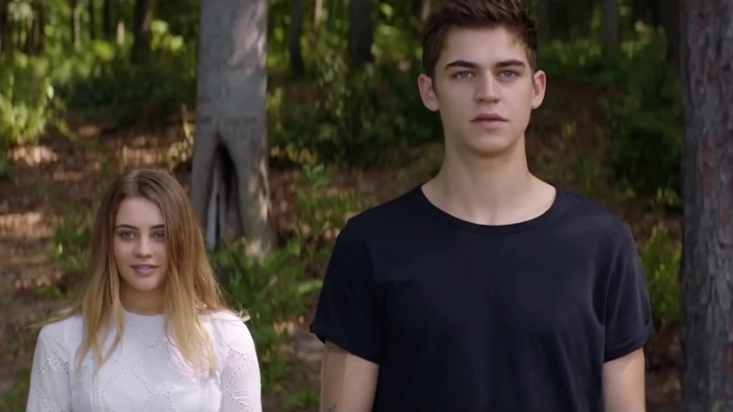 Josephine Langford y Hero Fiennes en 'After'
