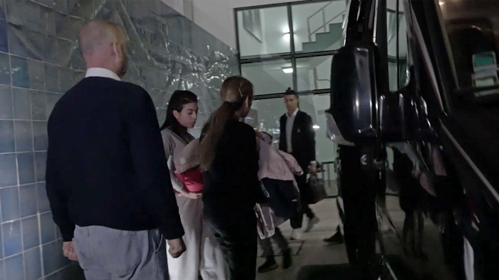 Así ha sido el regreso de Cristiano Ronaldo junto a Georgina Rodríguez y sus cuatro hijos para estar al lado de su madre en el hospital