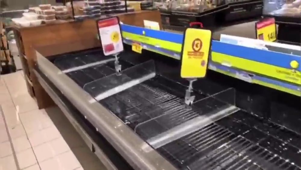 Largas colas en los supermercados de Madrid tras las medidas anunciadas por Ayuso sobre el coronavirus