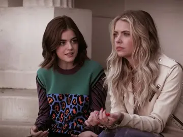 Lucy Hale y Ashley Benson como Aria y Hanna en 'Pretty Little Liars' Lucy Hale y Ashley Benson como Aria y Hanna en 'Pretty Little Liars'