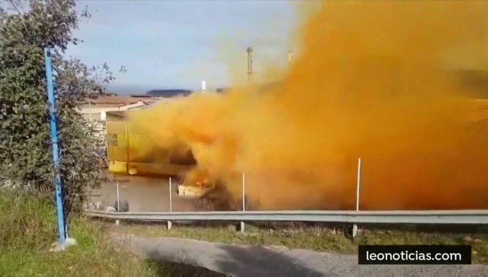 Una mezcla errónea de productos químicos provoca una nube naranja  en Ponferrada