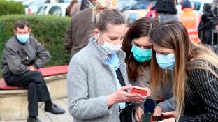 Imagen de archivo de tres j&oacute;venes protegi&eacute;ndose con mascarillas por el coronavirus