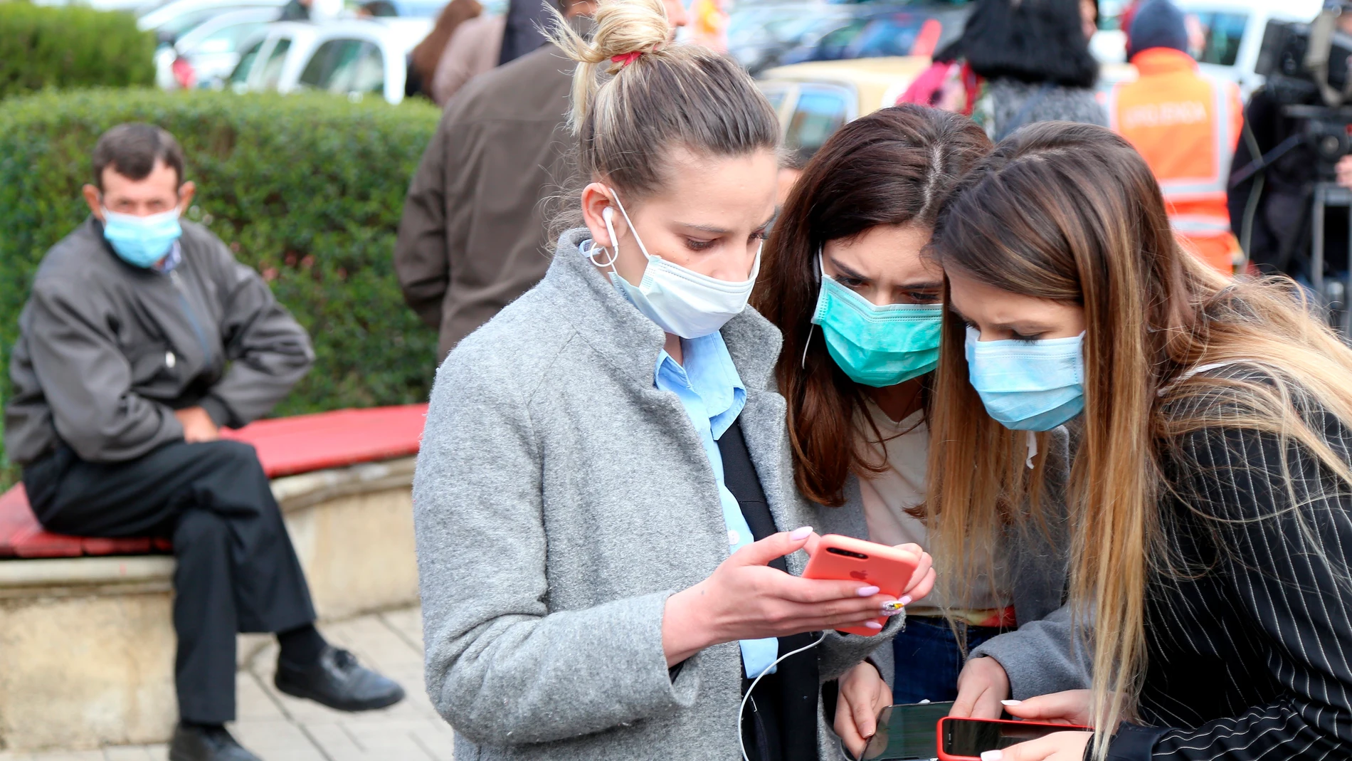 Imagen de archivo de tres jóvenes protegiéndose con mascarillas por el coronavirus Imagen de archivo de tres jóvenes protegiéndose con mascarillas por el coronavirus