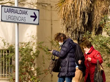 Una mujer sale de un hospital en Vitoria con una mascarilla Una mujer sale de un hospital en Vitoria con una mascarilla