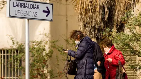 Una mujer sale de un hospital en Vitoria con una mascarilla Una mujer sale de un hospital en Vitoria con una mascarilla