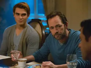 KJ Apa y Luke Perry en 'Riverdale' KJ Apa y Luke Perry en 'Riverdale'
