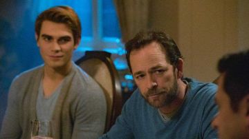 KJ Apa y Luke Perry en 'Riverdale'