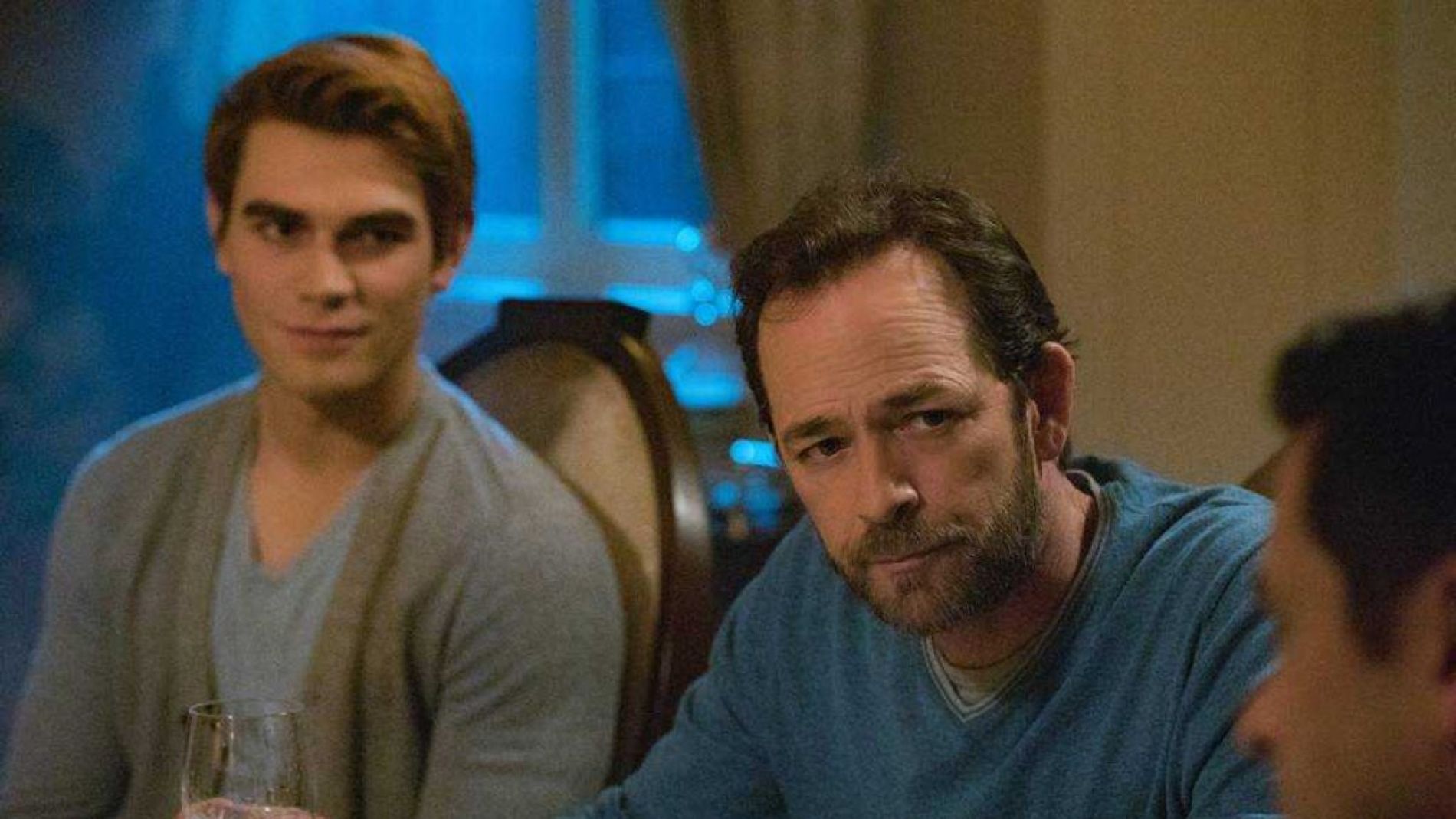 KJ Apa y Luke Perry en 'Riverdale'