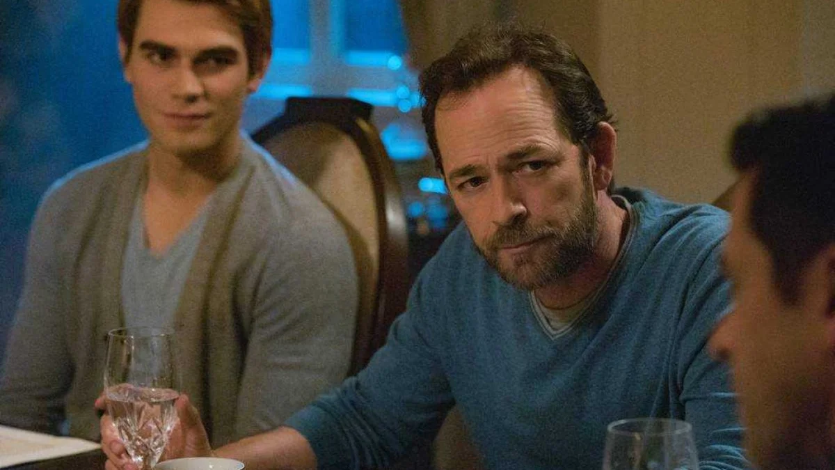 KJ Apa y Luke Perry en 'Riverdale'