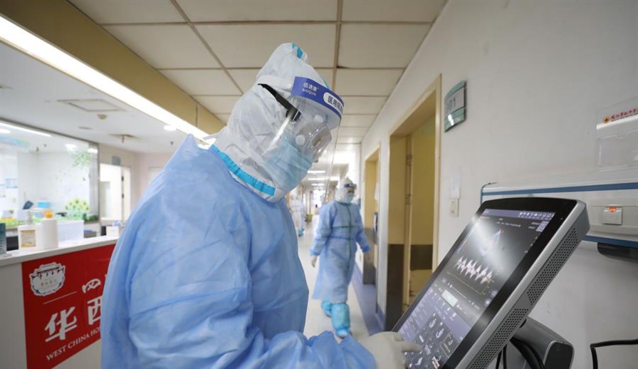 Personal sanitario en un hospital de Wuhan