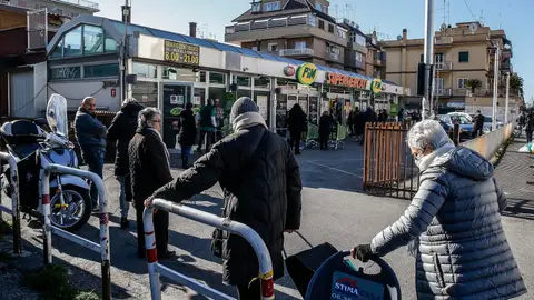 Personas en fila para entrar al supermercado en Italia Personas en fila para entrar al supermercado en Italia