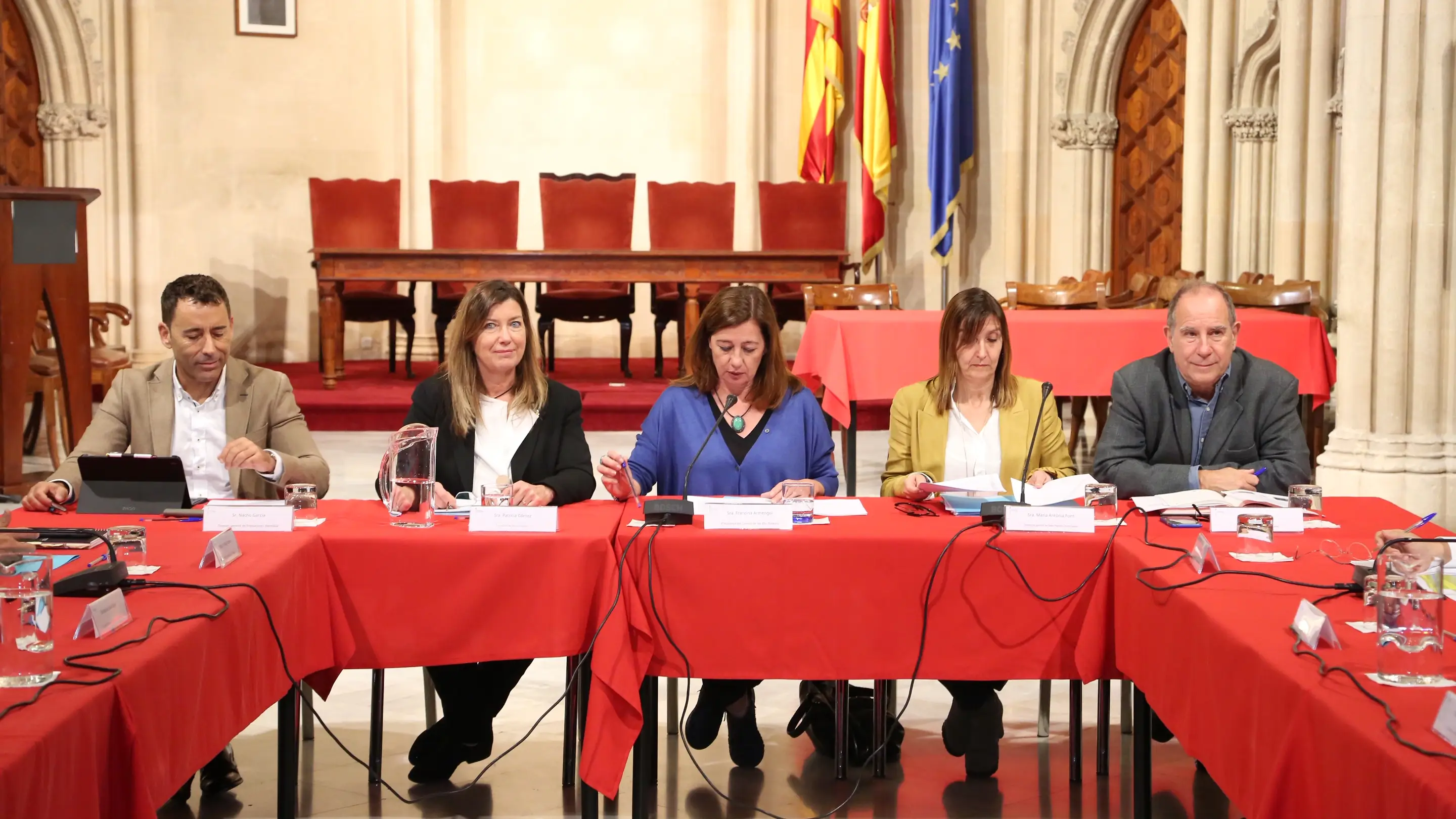 La presidenta del Govern, Francina Armengol, junto a la Consellera de Salud, Patricia G&oacute;mez, en la primera reuni&oacute;n de la comisi&oacute;n interinstitucional del coronavirus en Baleares. 