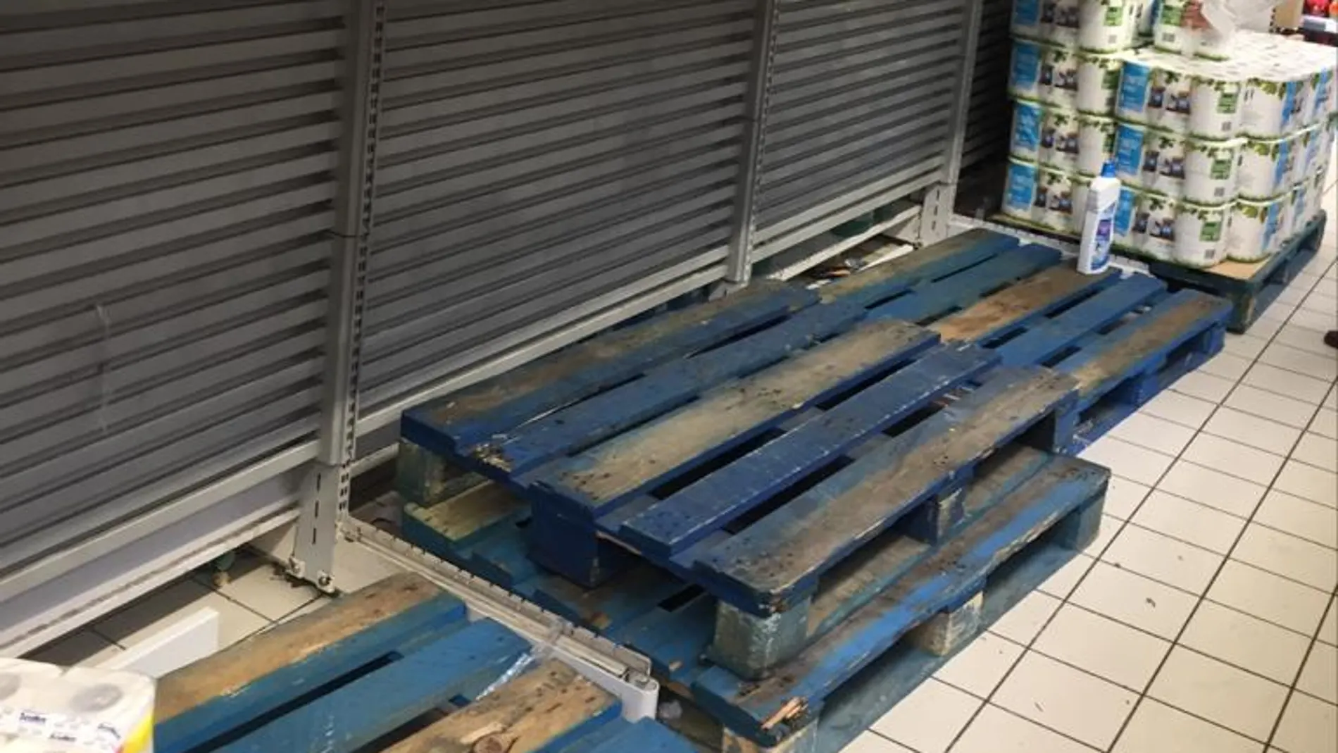 La zona del papel higiénico en un supermercado La zona del papel higiénico en un supermercado