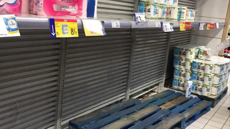 La zona del papel higi&eacute;nico en un supermercado