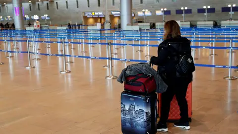 Mujer en un aeropuerto Mujer en un aeropuerto