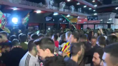 La afición se agolpa en Mestalla para recibir al Valencia... sin miedo al coronavirus: "¡Sí, se puede!" La afición se agolpa en Mestalla para recibir al Valencia... sin miedo al coronavirus: "¡Sí, se puede!"