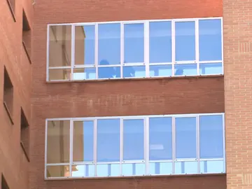 El coronavirus comienza a saturar los hospitales madrileños mientras los sanitarios denuncian la falta de material desechable El coronavirus comienza a saturar los hospitales madrileños mientras los sanitarios denuncian la falta de material desechable