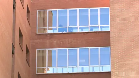 El coronavirus comienza a saturar los hospitales madrileños mientras los sanitarios denuncian la falta de material desechable El coronavirus comienza a saturar los hospitales madrileños mientras los sanitarios denuncian la falta de material desechable