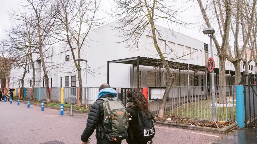 Vista de un colegio p&uacute;blico de Vitoria que cerr&oacute; el lunes