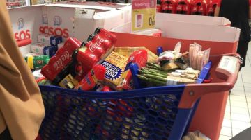 Un carrito de la compra lleno en un supermercado