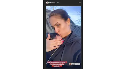 Hiba Abouk se come a besos a su bebé Hiba Abouk se come a besos a su bebé