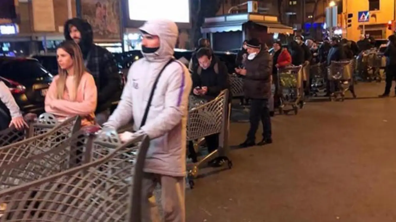 Fernando Llorente y Jos&eacute; Callej&oacute;n, &lsquo;pillados&rsquo; haciendo cola en un supermercado de N&aacute;poles ante el miedo a la falta de abastecimiento por el coronavirus 