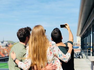 Tres jóvenes haciéndose un selfie