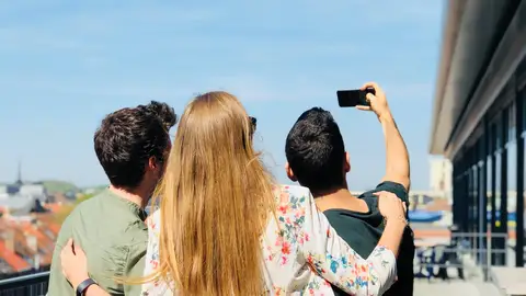 Tres jóvenes haciéndose un selfie Tres jóvenes haciéndose un selfie