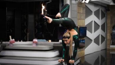 La fascinante performance de Orissa Kelly en 'El Hormiguero 3.0': tiro con arco con los pies