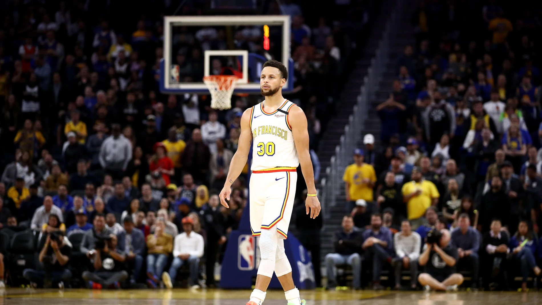Stephen Curry en el estadio de Golden State Warriors Stephen Curry en el estadio de Golden State Warriors