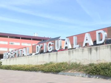 El brote de coronavirus en el Hospital de Igualada deja una muerte, 20 positivos y a 200 sanitarios aislados