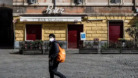 Una persona con mascarilla Una persona con mascarilla
