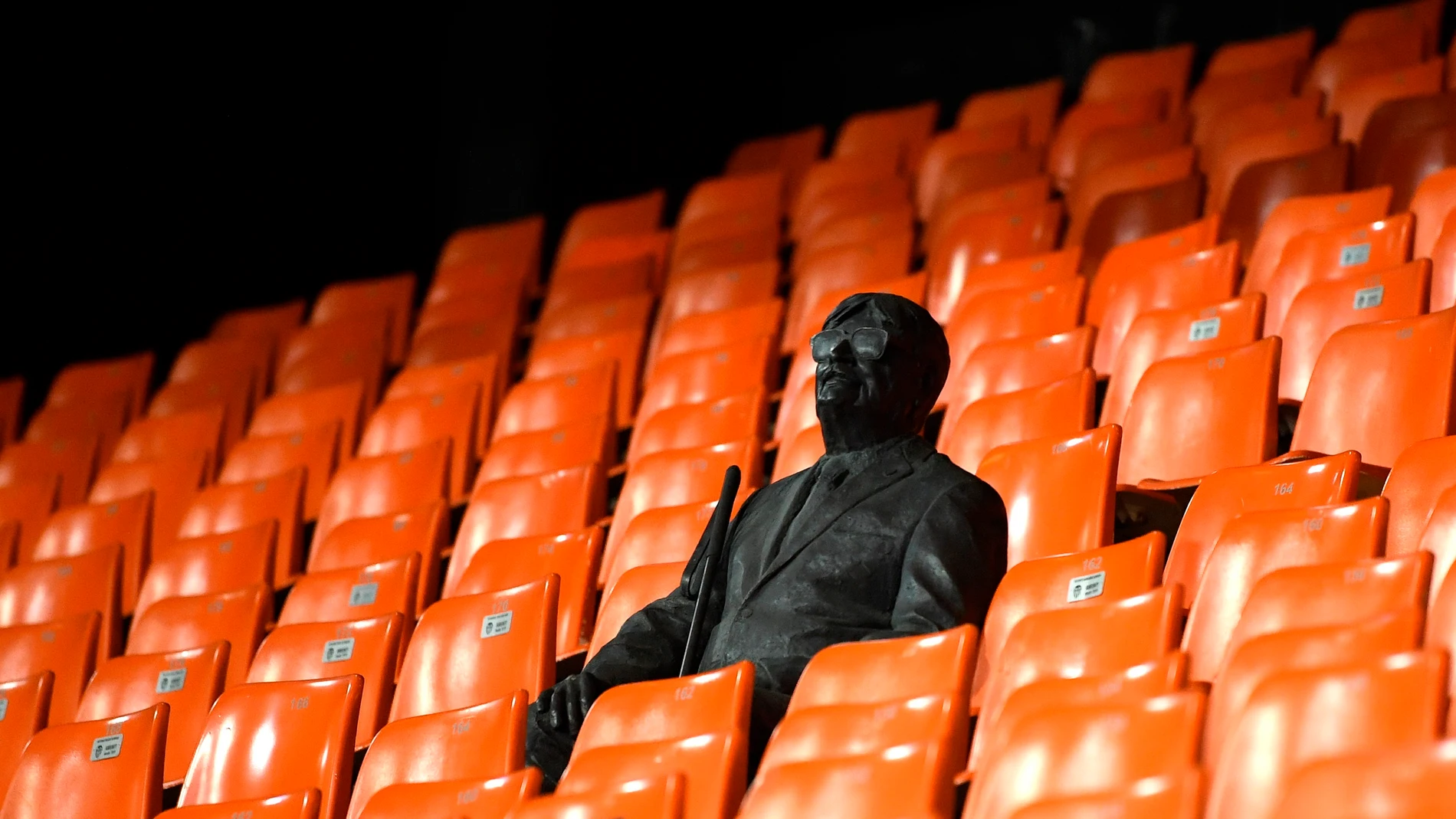La estatua de Vicente Navarro en las grada vacía de Mestalla La estatua de Vicente Navarro en las grada vacía de Mestalla