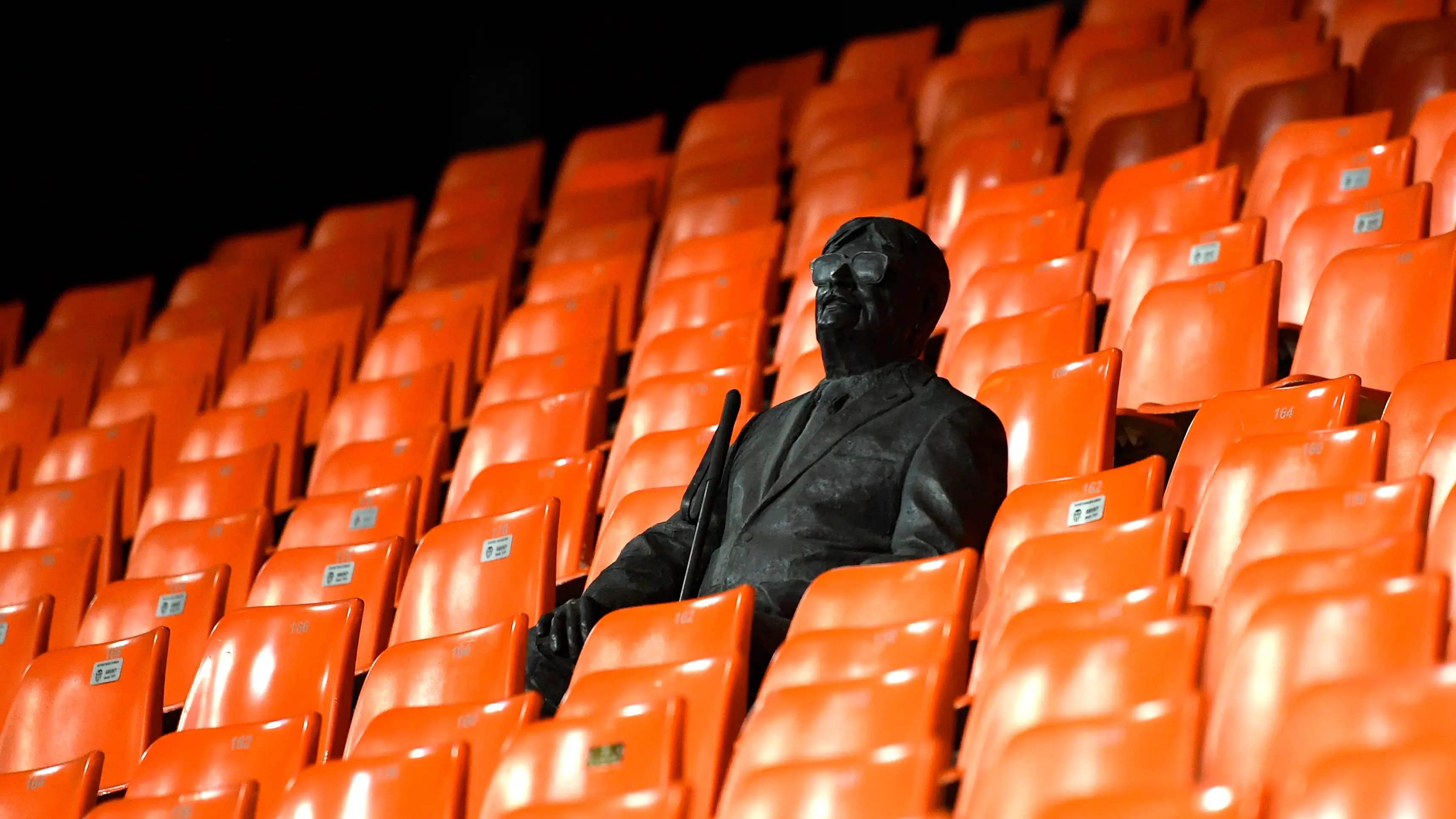 La estatua de Vicente Navarro en las grada vacía de Mestalla La estatua de Vicente Navarro en las grada vacía de Mestalla