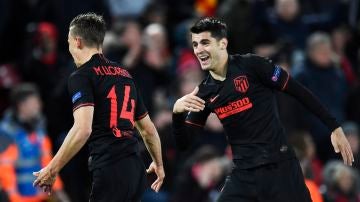 Marcos Llorente y Álvaro Morata celebran un gol en Anfield