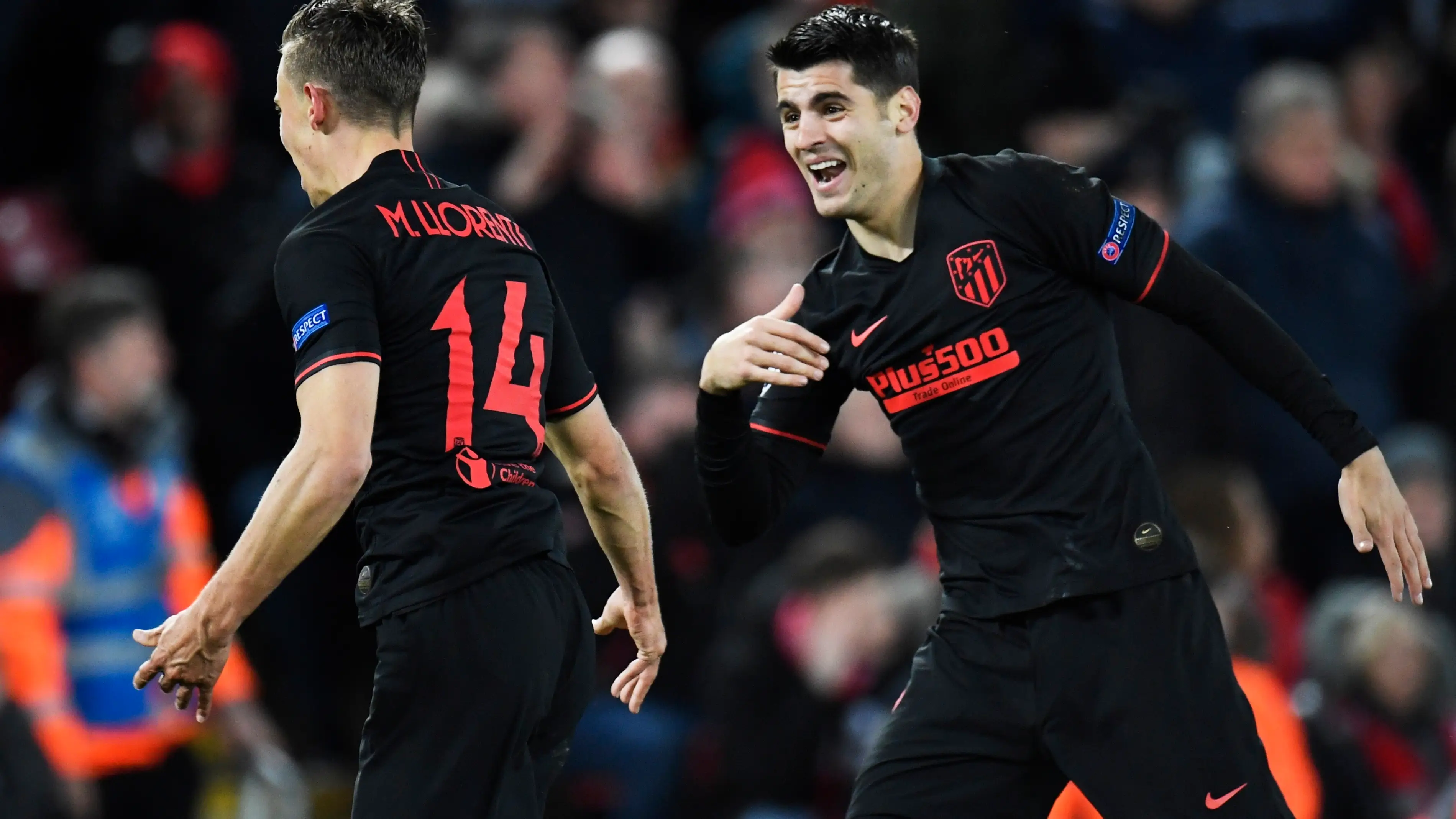 Marcos Llorente y &Aacute;lvaro Morata celebran un gol en Anfield