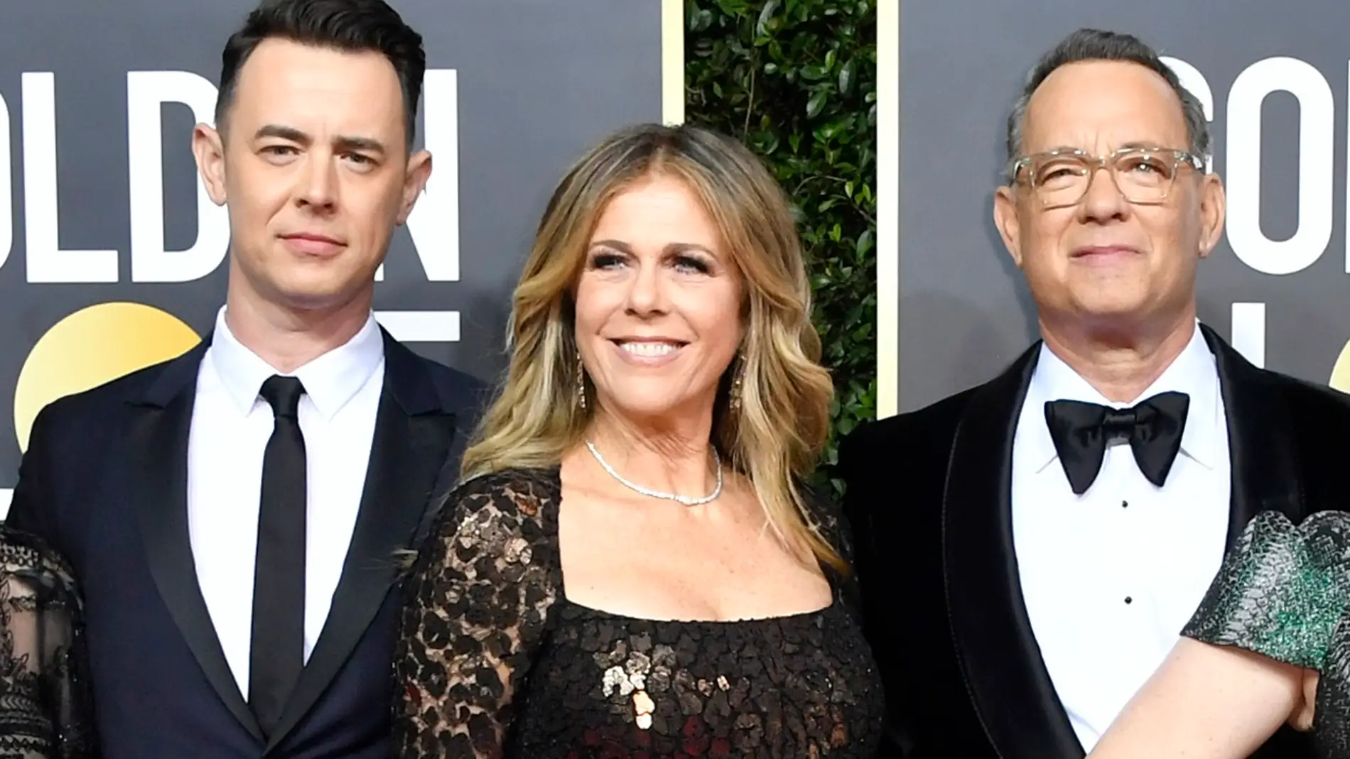 Colin Hanks, Rita Wilson y Tom Hanks en los Globos de Oro