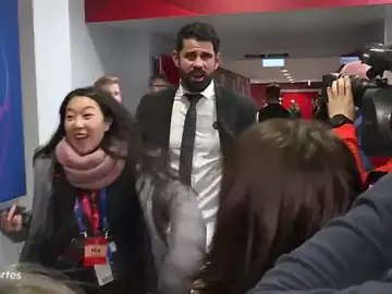 La broma pesada de Diego Costa tosiendo a los periodistas en pleno auge del coronavirus La broma pesada de Diego Costa tosiendo a los periodistas en pleno auge del coronavirus