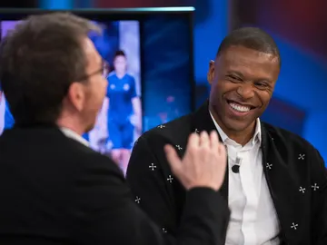 El extraño modo de cortarle el pelo Júlio Baptista a su hijo de 3 años El extraño modo de cortarle el pelo Júlio Baptista a su hijo de 3 años