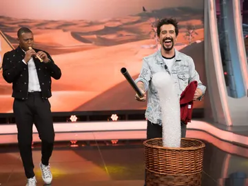 Marron, Pablo Motos y Julio Baptista se convierten en encantadores de serpientes de espuma en 'El Hormiguero 3.0' Marron, Pablo Motos y Julio Baptista se convierten en encantadores de serpientes de espuma en 'El Hormiguero 3.0'