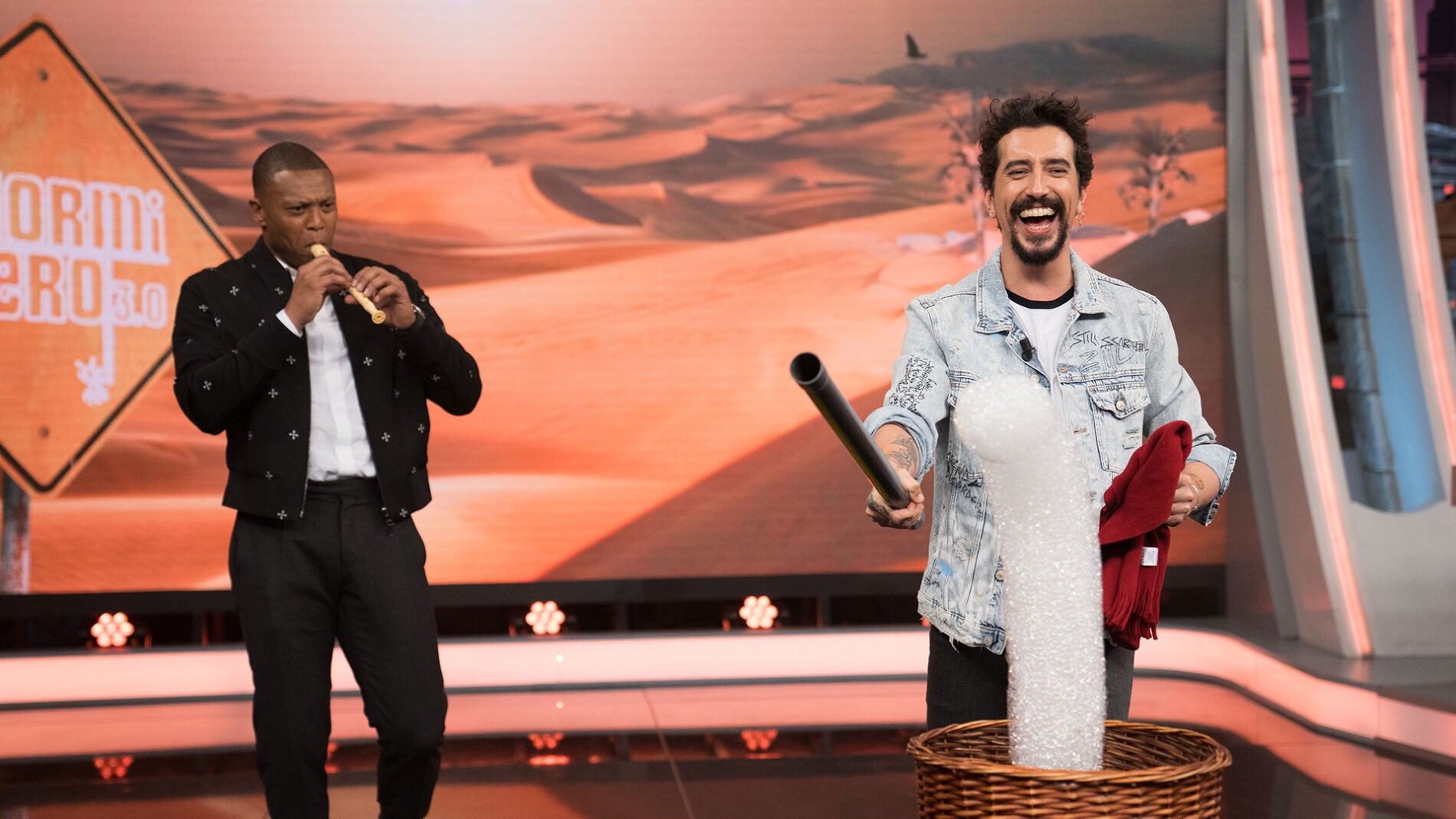 Marron, Pablo Motos y Julio Baptista se convierten en encantadores de serpientes de espuma en 'El Hormiguero 3.0'